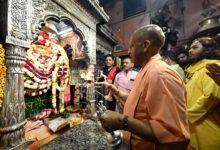 Photo of मुख्यमंत्री ने किया बाबा विश्वनाथ व ‘काशी कोतवाल’ का दर्शन-पूजन