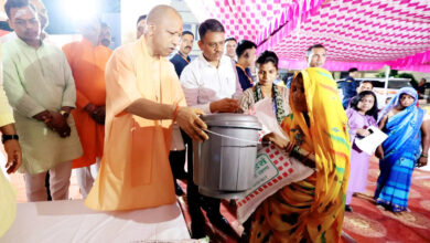 Photo of मुख्यमंत्री ने बाढ़ पीड़ितों को वितरित की राहत सामग्री