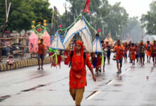 Photo of हर-हर महादेव का उद्घोष, कंधों पर आस्था लिए बढ़ चले शिवभक्त