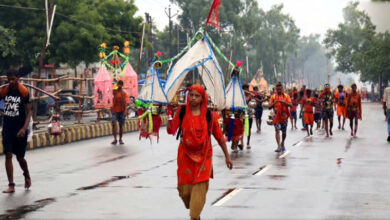 Photo of हर-हर महादेव का उद्घोष, कंधों पर आस्था लिए बढ़ चले शिवभक्त