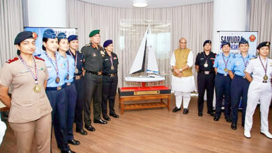 Photo of रक्षा मंत्री ने पहली बार त्रि-सेवा पूर्ण महिला समुद्री यात्रा अभियान को पूरा करने पर आईएएसवी त्रिवेनी के चालक दल को सम्मानित किया