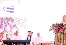 Photo of मुख्यमंत्री ने भीड़ में खड़े युवक को मंच पर बुलाया, पीठ थपथपाकर दिया आशीर्वाद