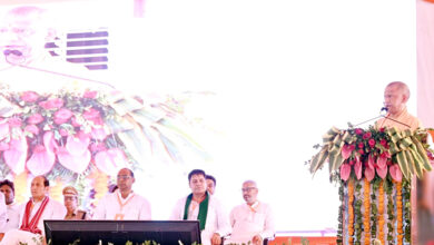 Photo of मुख्यमंत्री ने भीड़ में खड़े युवक को मंच पर बुलाया, पीठ थपथपाकर दिया आशीर्वाद