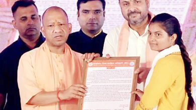 Photo of मुख्यमंत्री ने दो महिलाओं को आंगनबाड़ी सहायिका पद के लिए दिए नियुक्ति पत्र