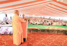 Photo of सद्गुरु संत रविदास की 650वीं जयंती वर्ष पर सीएम योगी ने उनकी जन्मस्थली स्थित मंदिर जाकर टेका मत्था