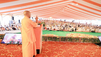Photo of सद्गुरु संत रविदास की 650वीं जयंती वर्ष पर सीएम योगी ने उनकी जन्मस्थली स्थित मंदिर जाकर टेका मत्था