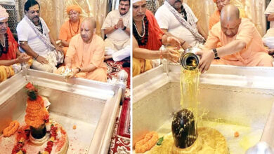 Photo of मुख्यमंत्री योगी ने श्रावण मास के प्रथम दिन बाबा विश्वनाथ और काल भैरव मंदिर जाकर किया दर्शन-पूजन