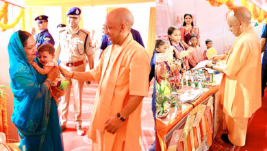Photo of मुख्यमंत्री ने बुलाया तो दौड़कर मंच पर पहुंचीं महिलाएं, भेंट किया हाथ से बनाया गया चित्र