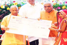 Photo of राष्ट्रीय हथकरघा दिवस पर मुख्यमंत्री योगी आदित्यनाथ ने बुनकरों को किया सम्मानित