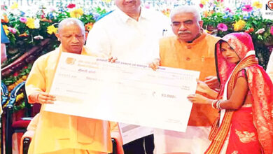 Photo of राष्ट्रीय हथकरघा दिवस पर मुख्यमंत्री योगी आदित्यनाथ ने बुनकरों को किया सम्मानित
