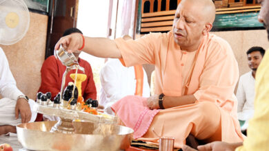 Photo of सावन के दूसरे सोमवार सीएम योगी ने किया रुद्राभिषेक