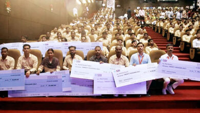 Photo of मुख्यमंत्री योगी आदित्यनाथ ने आउटसोर्स कर्मियों को वितरित किए चेक